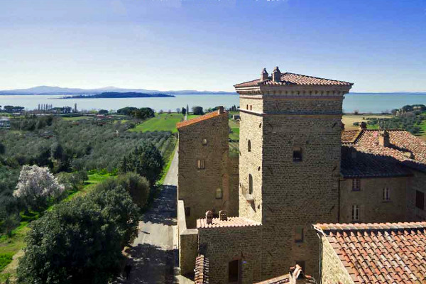 Una antigua torre de gran personalidad – Lago Trasimeno, Umbria